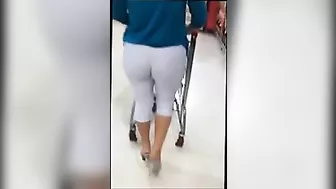 MILF in Leggings bianco stretto spiato su Candid Camera in Store