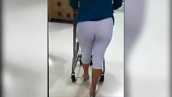 MILF in Leggings bianco stretto spiato su Candid Camera in Store