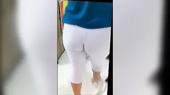 MILF in Leggings bianco stretto spiato su Candid Camera in Store