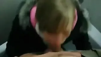 Geheime Porn Video in Toilet Duitse vriendin zuigt vriendje