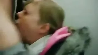 Geheime Porn Video in Toilet Duitse vriendin zuigt vriendje