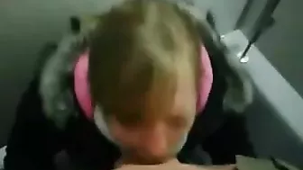 Geheime Porn Video in Toilet Duitse vriendin zuigt vriendje