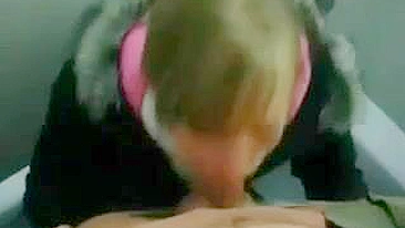 Geheime Porn Video in Toilet Duitse vriendin zuigt vriendje