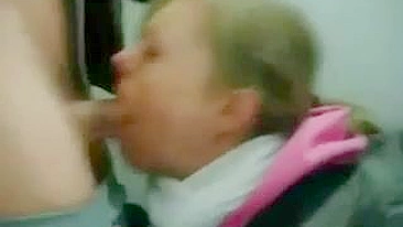 Geheime Porn Video in Toilet Duitse vriendin zuigt vriendje