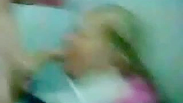 Geheime Porn Video in Toilet Duitse vriendin zuigt vriendje