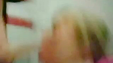 Geheime Porn Video in Toilet Duitse vriendin zuigt vriendje