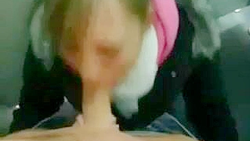 Geheime Porn Video in Toilet Duitse vriendin zuigt vriendje