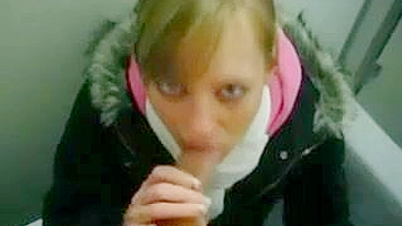 Geheime Porn Video in Toilet Duitse vriendin zuigt vriendje