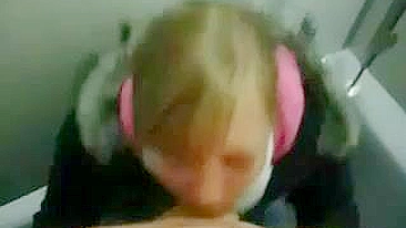 Geheime Porn Video in Toilet Duitse vriendin zuigt vriendje