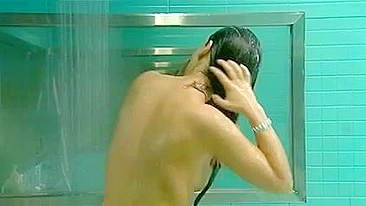 Chica desnuda Hot de gran hermano desnuda Video filmado haciendo ducha