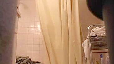 Cam Spy dans la salle de bain Fille Busty Filmé Douche