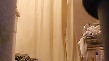 Cam Spy dans la salle de bain Fille Busty Filmé Douche