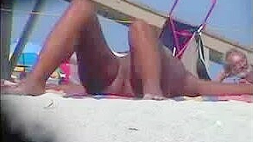 Spy Nude Beach Video Sexy vrouwen tonen kutjes op strand