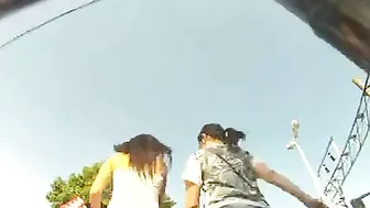 Beste Upskirt Video Hot Girl in engen kurzen Jeans zeigt Ass