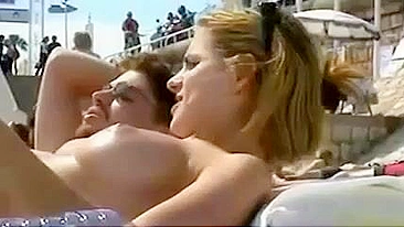 Rondborstige Topless Chick bespied Voyeur Camera op het strand