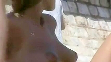 Rondborstige Topless Chick bespied Voyeur Camera op het strand