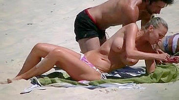 Topless Beach Girl in kleine Bikini Shows Awesome Big Tits