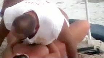 Ouder paar Caught on Verborgen Voyeur Cam Met seks op strand