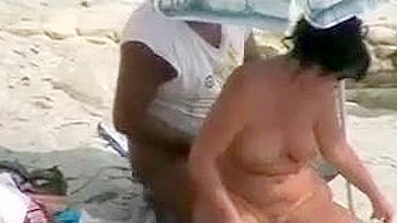 Ouder paar Caught on Verborgen Voyeur Cam Met seks op strand