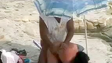 Ouder paar Caught on Verborgen Voyeur Cam Met seks op strand