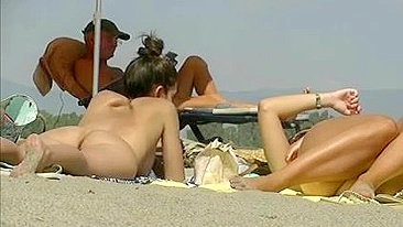 Hot Beach Nudists Vídeo Girls aparece en un video voyeur