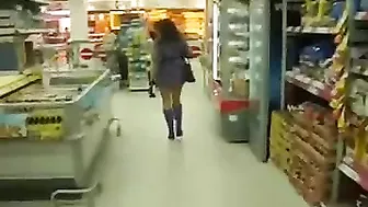 Femme Sexy En Video Upskirt Nu À La Boutique Locale