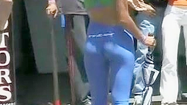 Chica sexy con la culata con pantalones apretados Filmado en Voyeur Cam