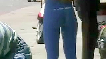 Chica sexy con la culata con pantalones apretados Filmado en Voyeur Cam