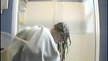 Verborgen Camera Douche Video Gevangen Grote Tieten Meisje Naked