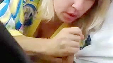 Tante ist eine bezahlte Hure saugt sie Client auf Versteckte Kamera im Auto