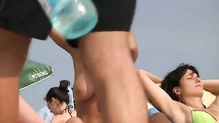 Topless plage Voyeur vidéo Amazing Girl est le bain de soleil Topless