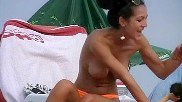 Topless plage Voyeur vidéo Amazing Girl est le bain de soleil Topless