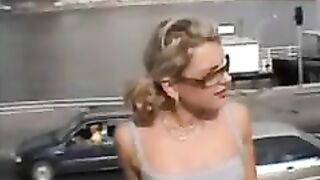 Upskirt Video Meisje met No Panties Knippert Poesje in Public