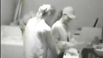 Laundry Room Lesbian Girls gefilmt Making Out auf hidden cam