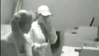 Laundry Room Lesbian Girls gefilmt Making Out auf hidden cam