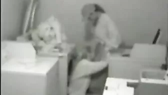 Laundry Room lesbische meiden gefilmd Making Out op Verborgen Camera