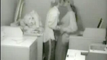 Laundry Room lesbische meiden gefilmd Making Out op Verborgen Camera