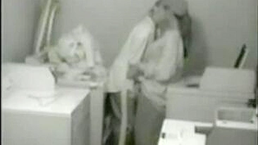 Laundry Room lesbische meiden gefilmd Making Out op Verborgen Camera