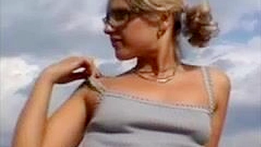 Upskirt Video Girl ohne Höschen Muschi Blinkt im öffentlichen