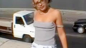 Upskirt Video Girl ohne Höschen Muschi Blinkt im öffentlichen