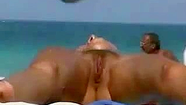 Voyeur Strand Film heiße Frau mit Titten und Pussy am Strand