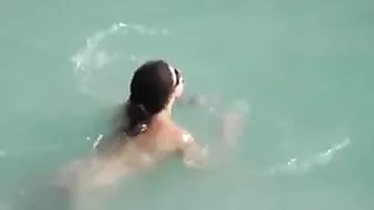 Vrouw met harde tieten op het strand Gefilmd door geheime camera