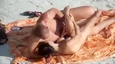 Vrouw met harde tieten op het strand Gefilmd door geheime camera