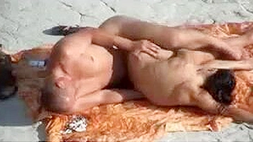 Voyeur Video casero Capturas Sexo Joven Pareja en la playa