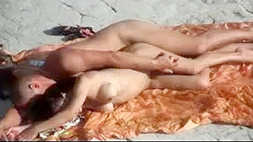 Voyeur Video casero Capturas Sexo Joven Pareja en la playa