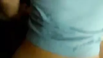 El resplandor y la mujer se desnudó y follan Doggystyle en la cocina