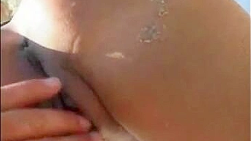Lesben am Strand Doing Topless Sonnenbad auf Video gefilmt