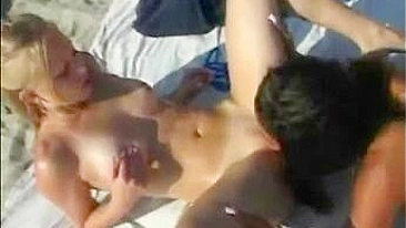 Lesben am Strand Doing Topless Sonnenbad auf Video gefilmt