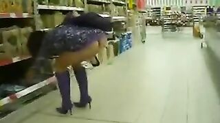 Sexy, Nude Frau Showcasing Her Upskirt In A Local Store Video