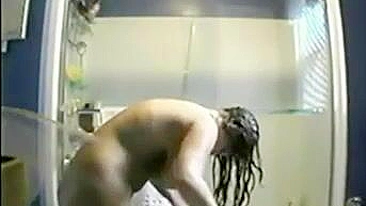 Donna procace spiata sotto la doccia sulla telecamera nascosta
